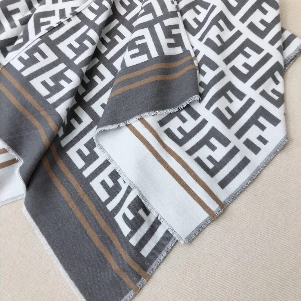 Fendi shawl cape
Specifications: 140cm*140CM scarf - Picture 5 of 5